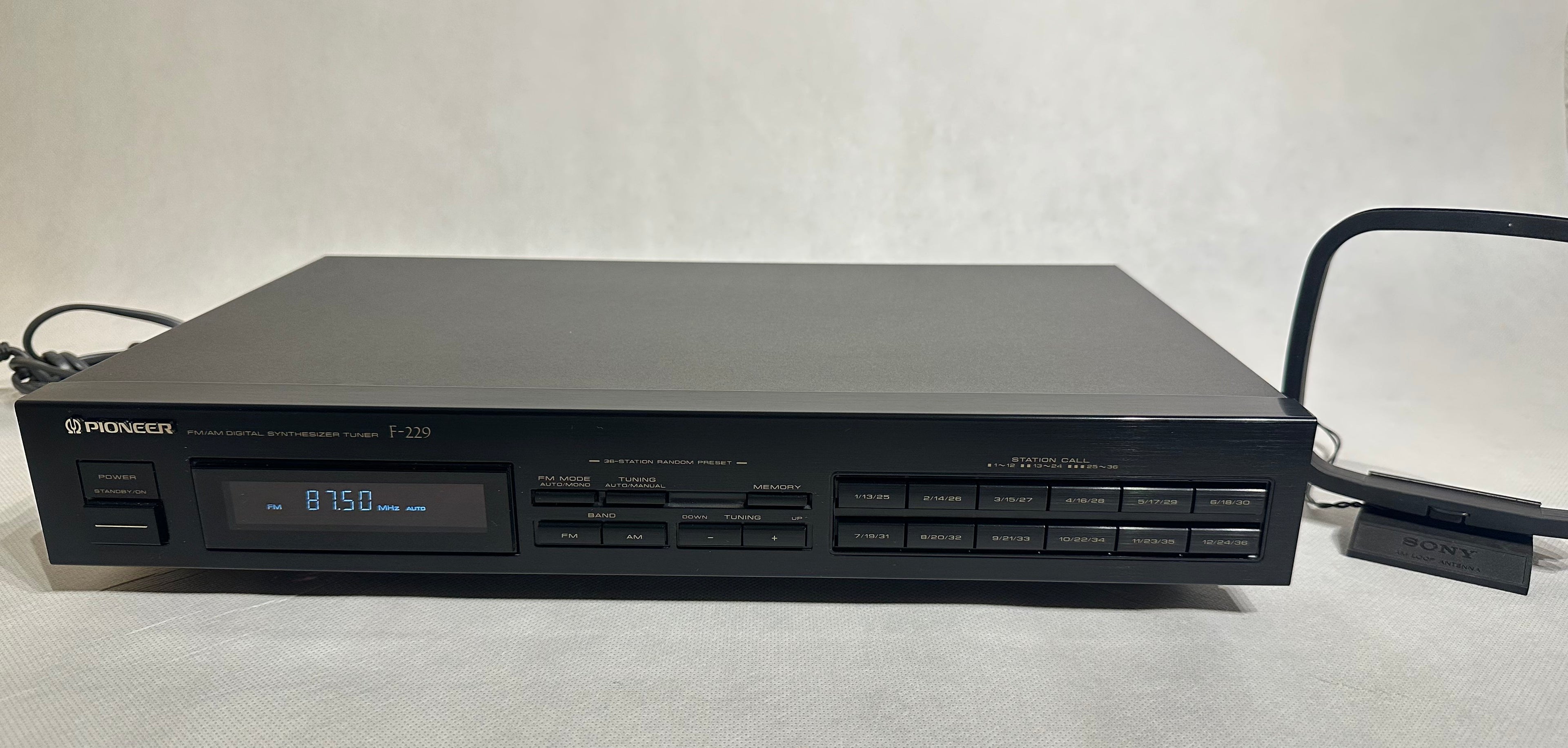 Pioneer F-229 FM/AM Digital Synthesizer Tuner | Sehr guter Zustand