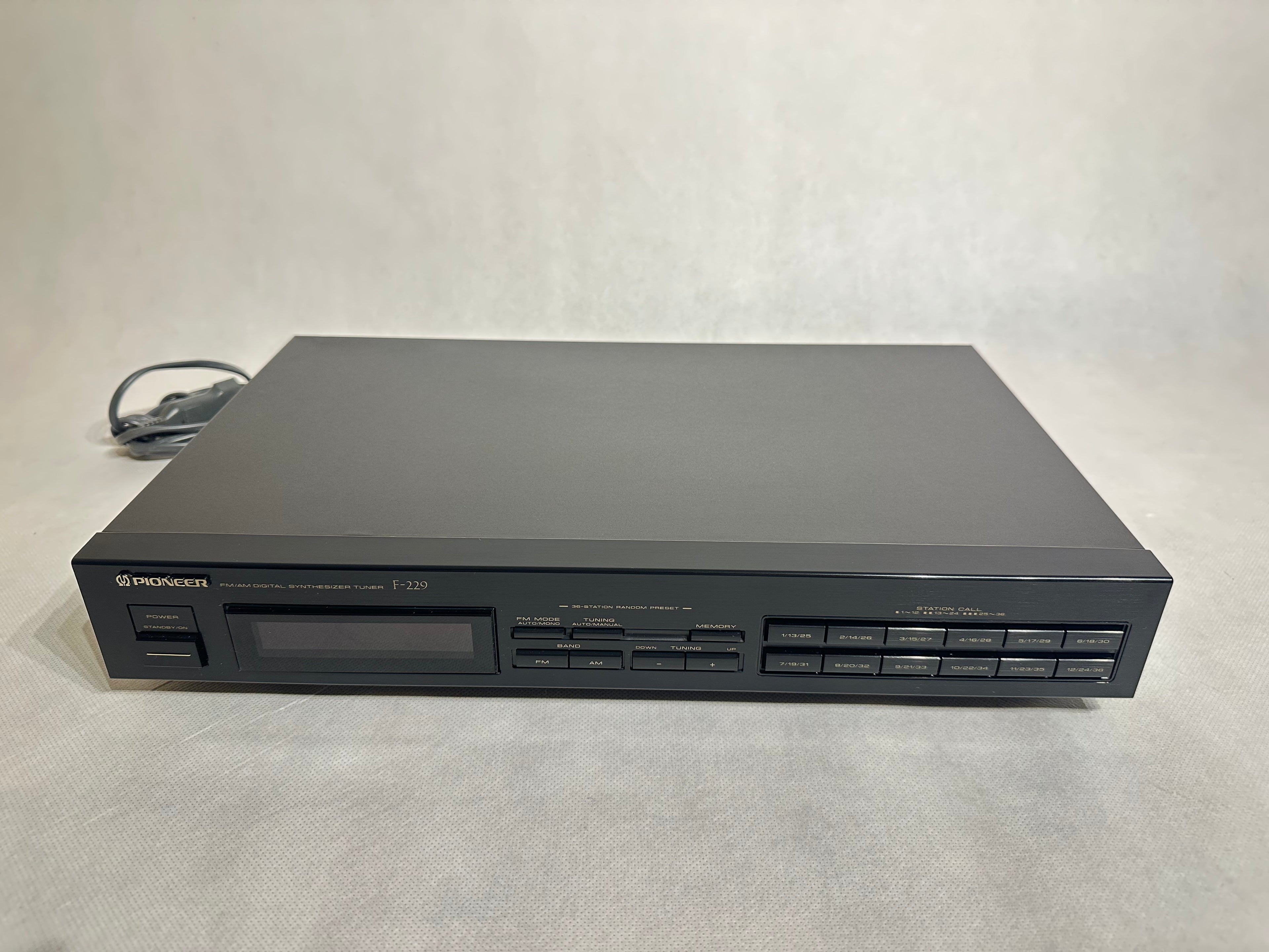 Pioneer F-229 FM/AM Digital Synthesizer Tuner | Sehr guter Zustand